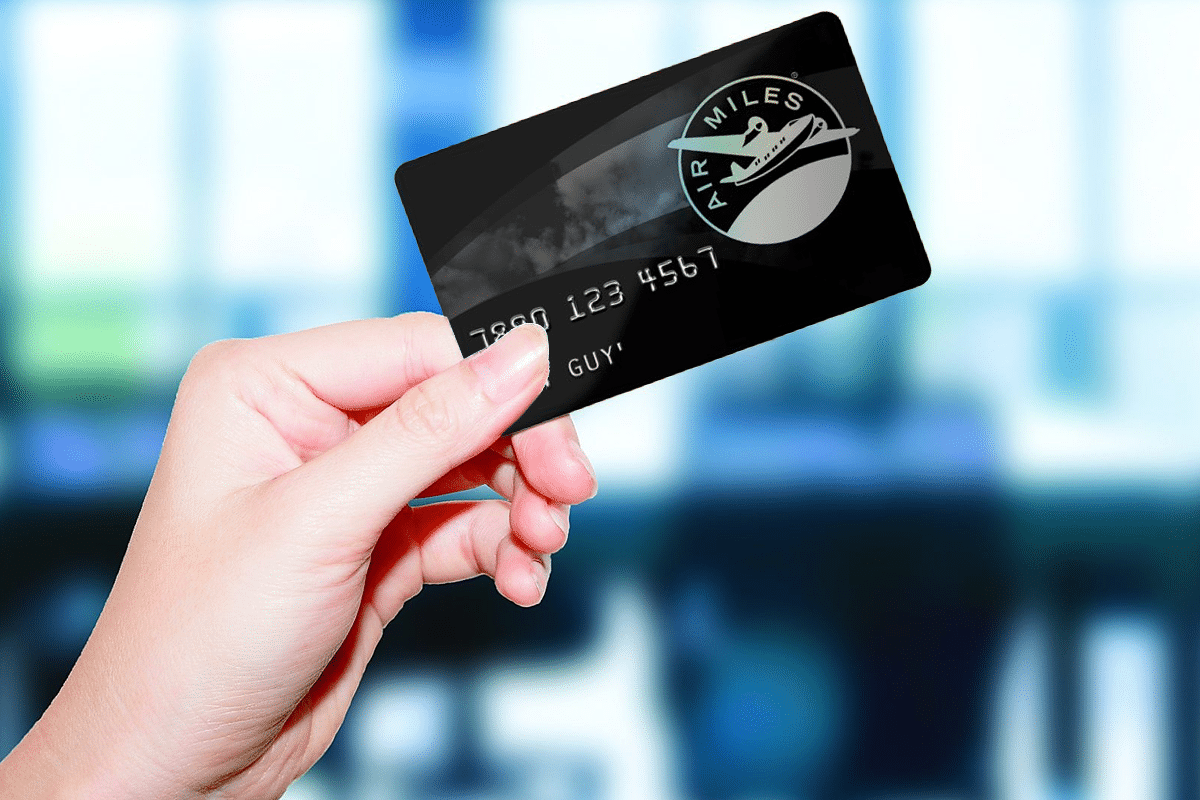 airmiles-onyx-card-hand-holding