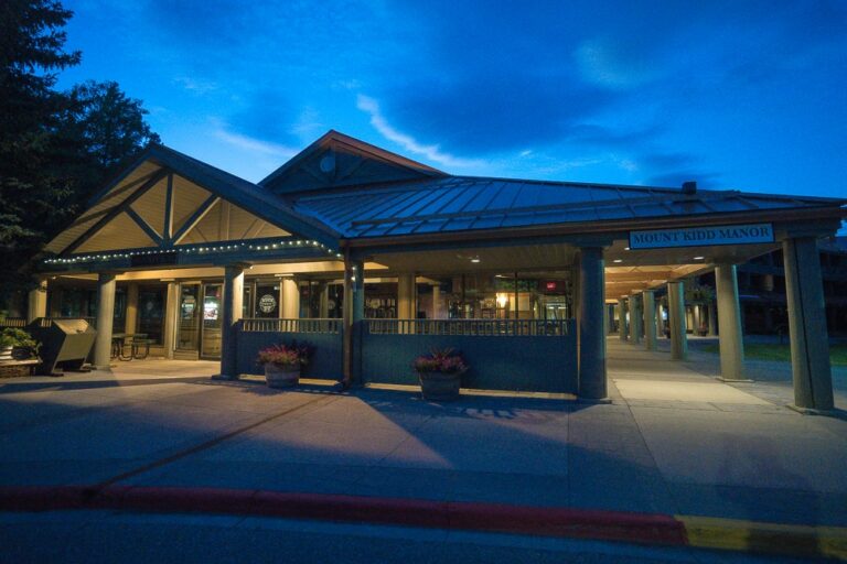 Review Kananaskis Mountain Lodge Frugal Flyer