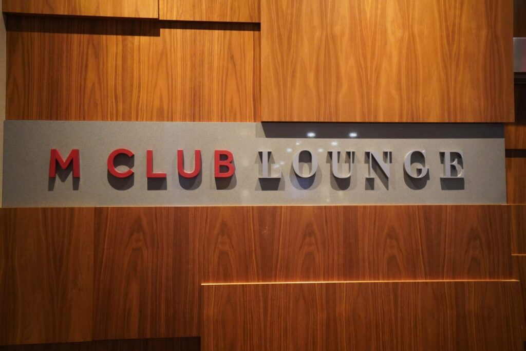 calgary marriott downtown hotel m club lounge signage