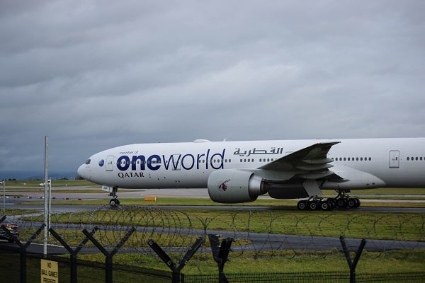 qatar airways plane member of oneworld alliance