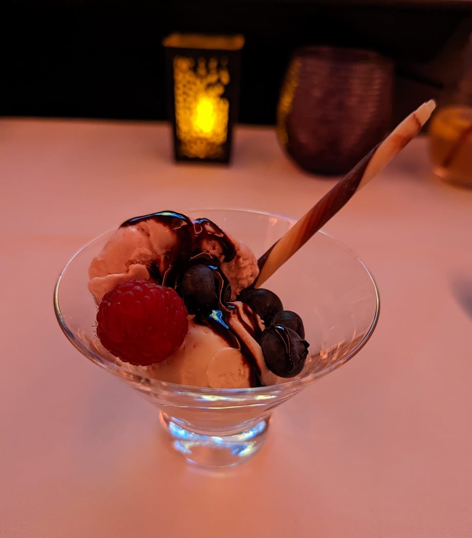 qatar airways qsuite vanilla strawberry icecream dessert