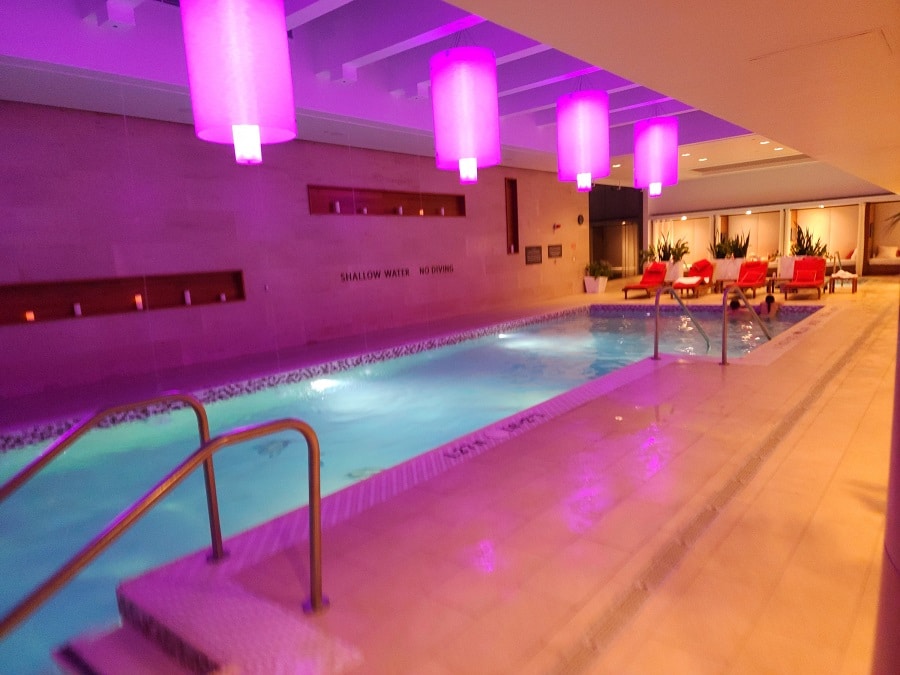 shangri la hotel pool area