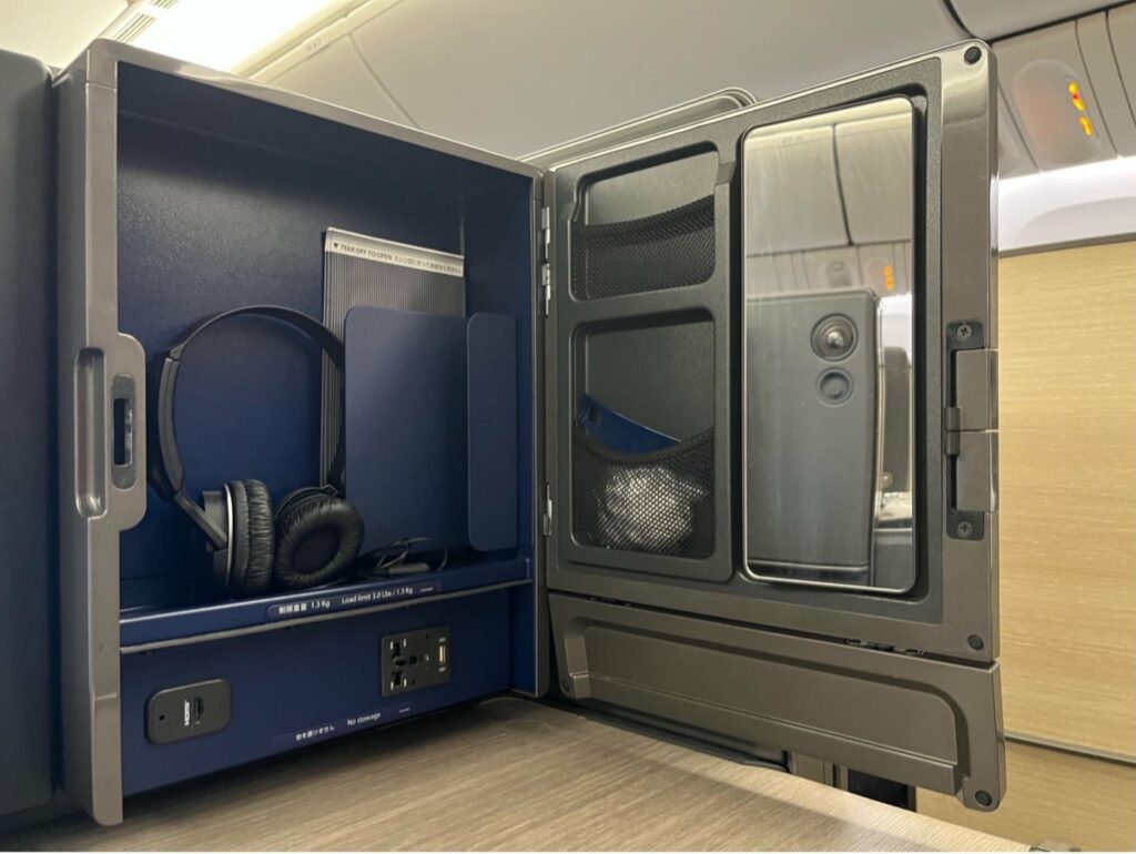 ana the room business class storage space