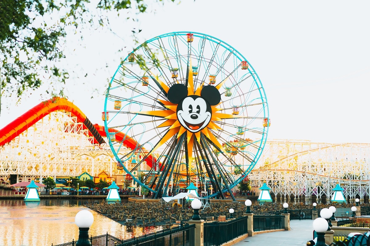 how to save money on disneyland with points featured image