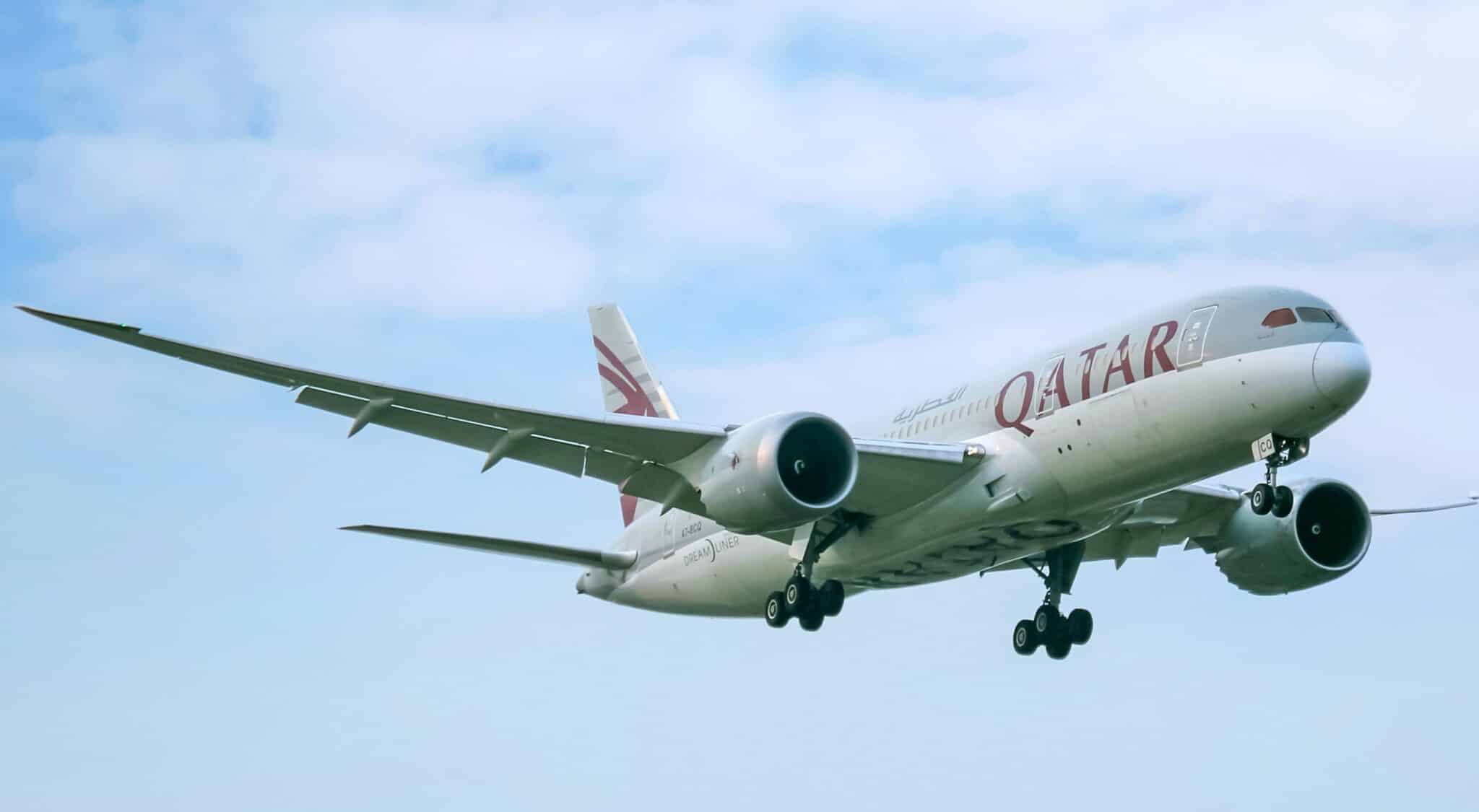 qatar airways aircraft in flight