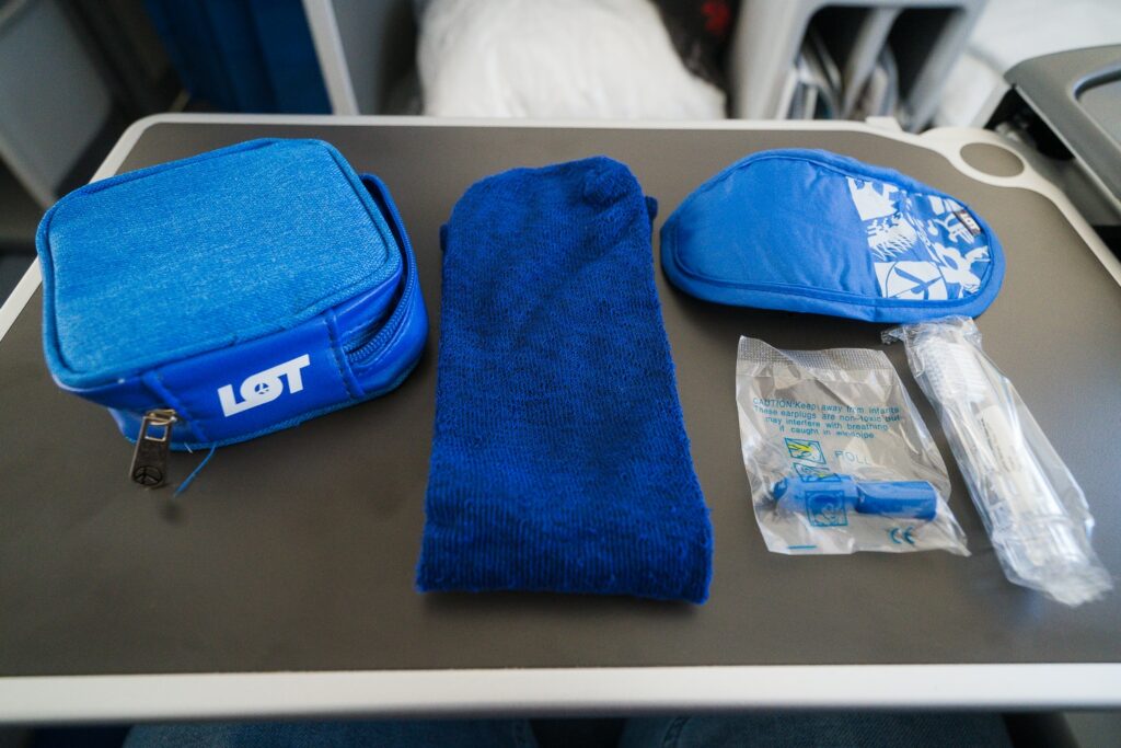 lot polish airlines business class amenity kit