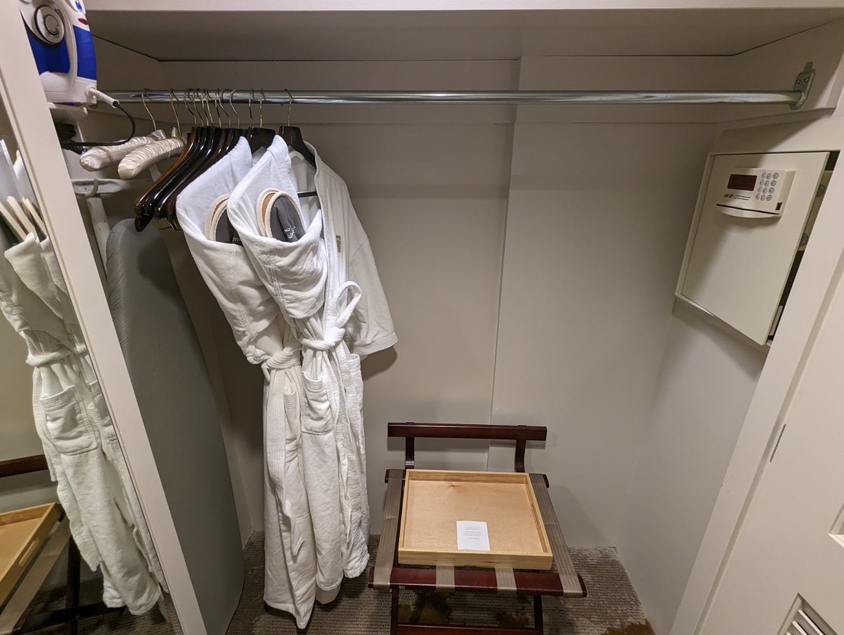 fairmont vancouver airport deluxe room closet