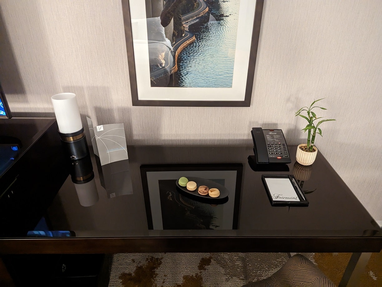 fairmont vancouver airport deluxe room desk