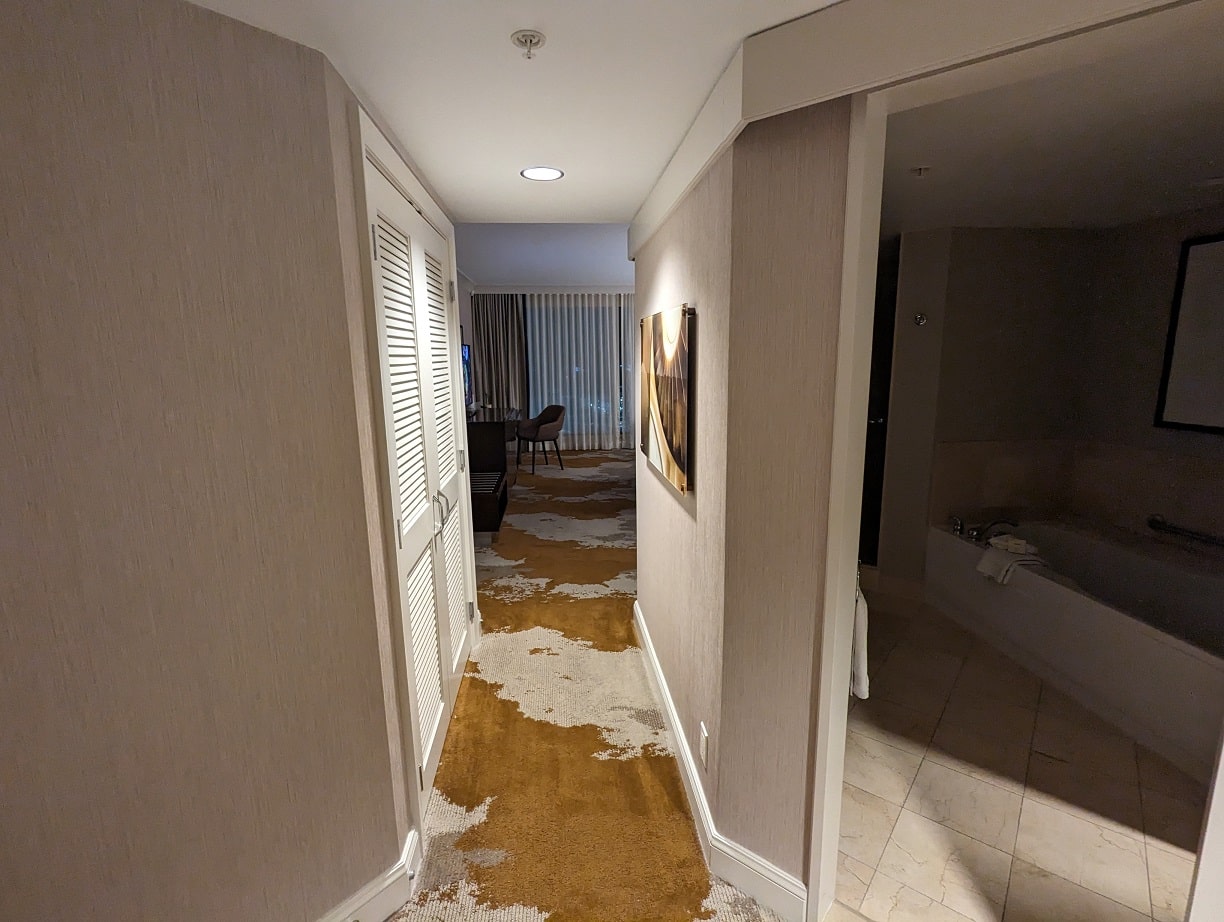 fairmont vancouver airport deluxe room entryway