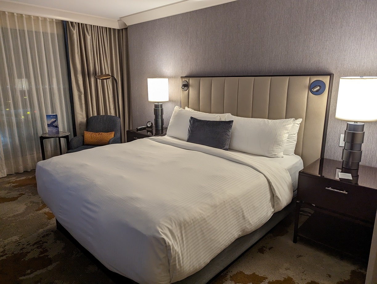 fairmont vancouver airport deluxe room king bed