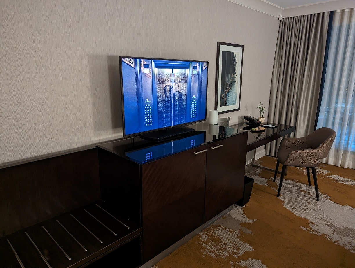 fairmont vancouver airport deluxe room television