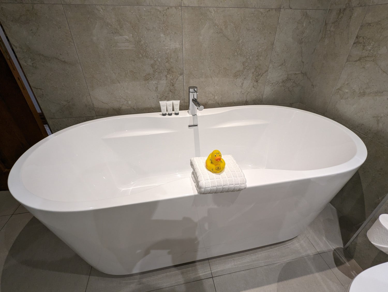 culloden estate and spa deluxe king room bathtub