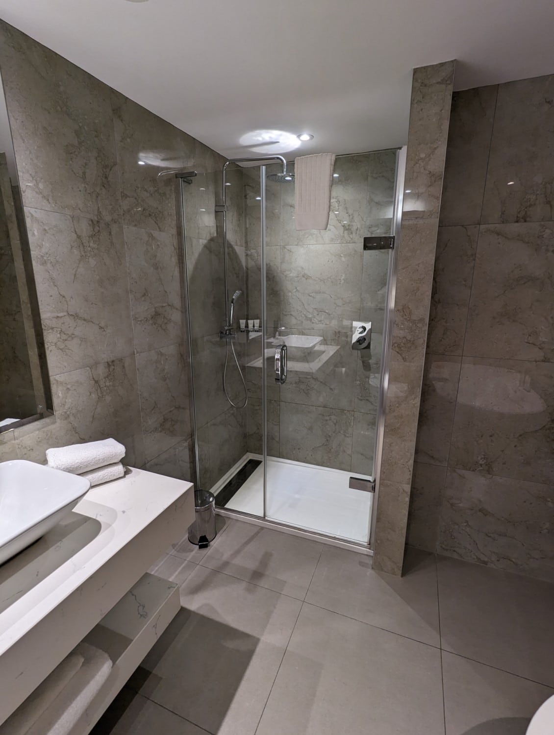 culloden estate and spa deluxe king room shower
