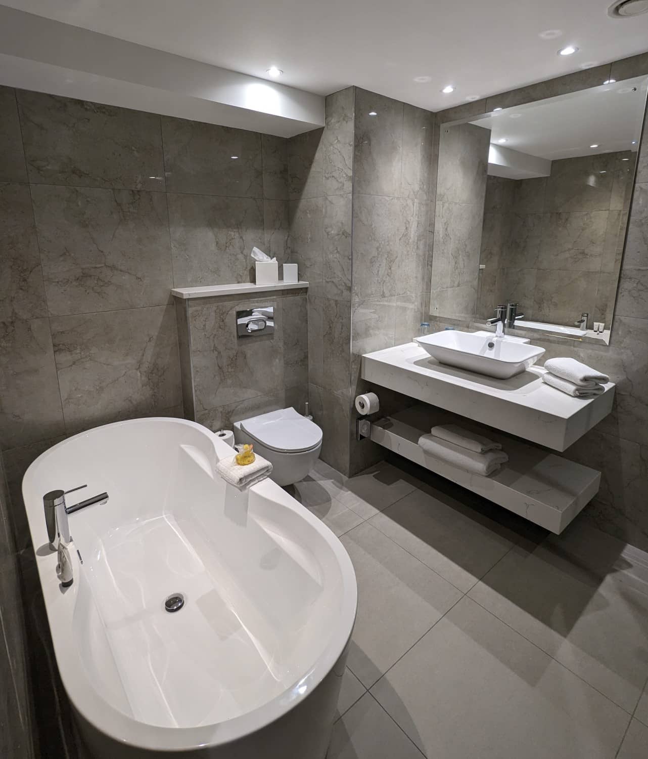 culloden estate and spa deluxe king room bathroom
