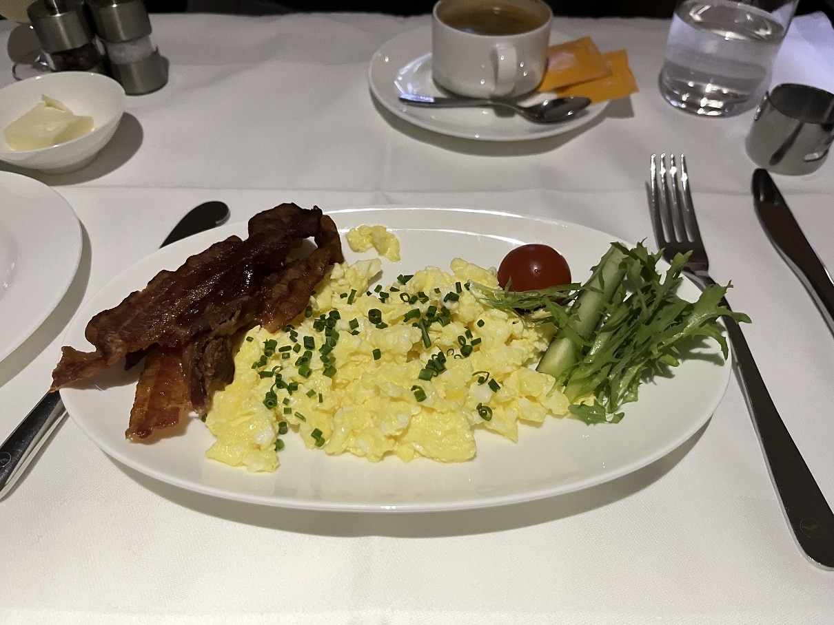 lufthansa first class a340 breakfast bacon and eggs