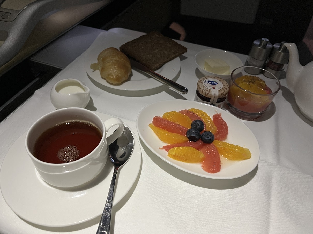 lufthansa first class a340 breakfast fruit platter and tea