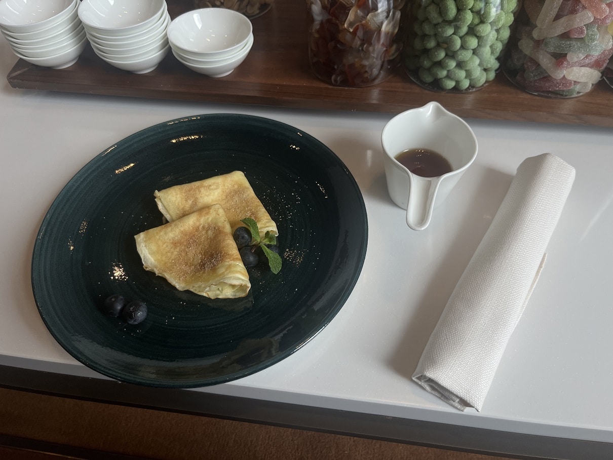 lufthansa first class lounge dining crepes