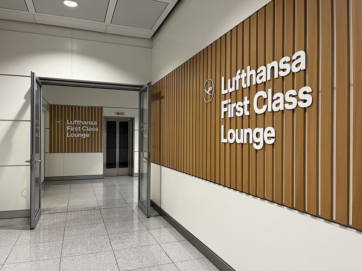 lufthansa first class lounge entrance munich airport