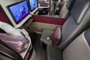 complete guide to qatar airways qsuites featured image