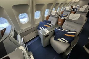 lufthansa business class a340 review featured image