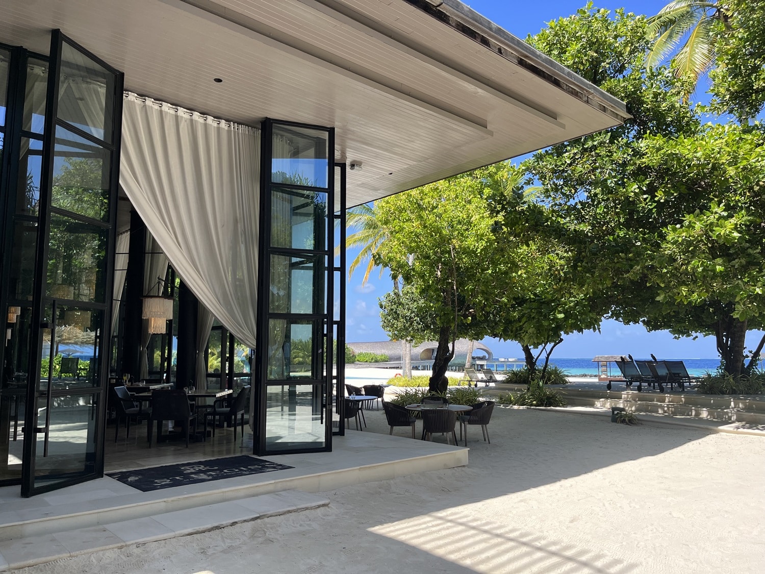 st regis maldives vommuli resort alba restaurant exterior 2