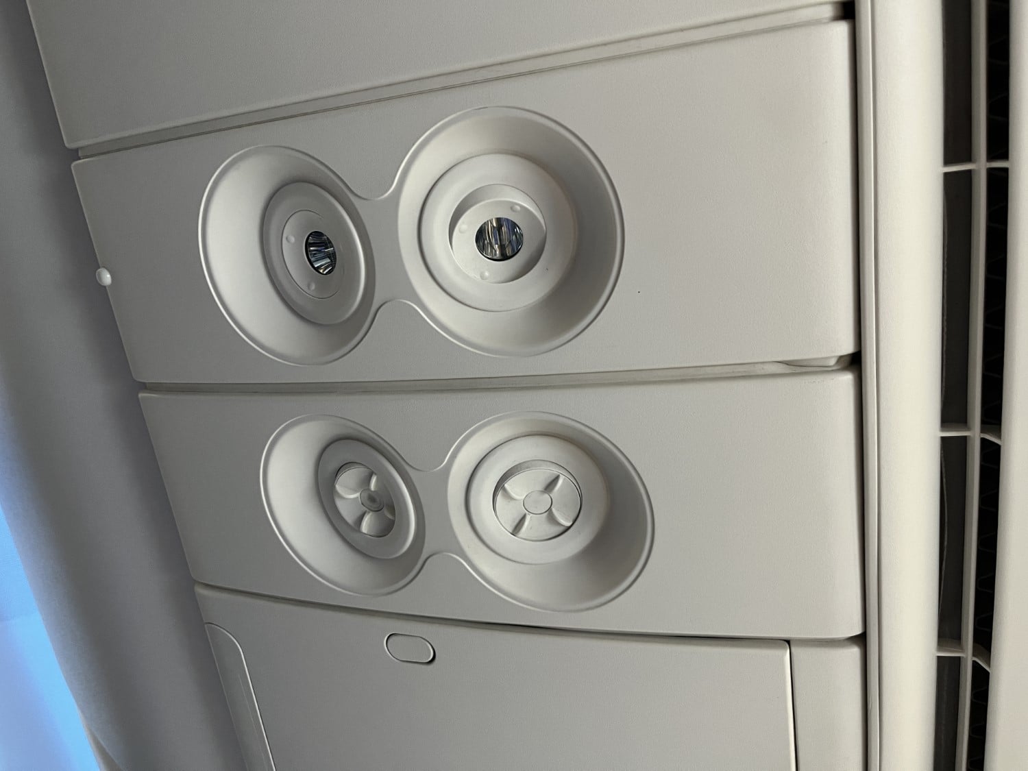 ana business class 787 air nozzles with lights