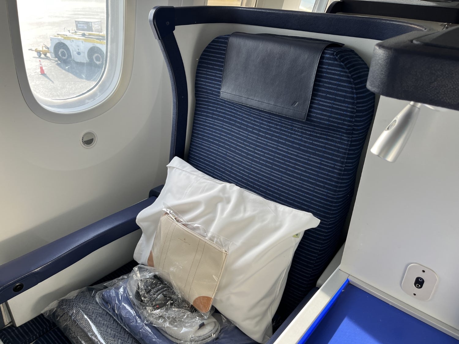 ana business class 787 window seat with amenities