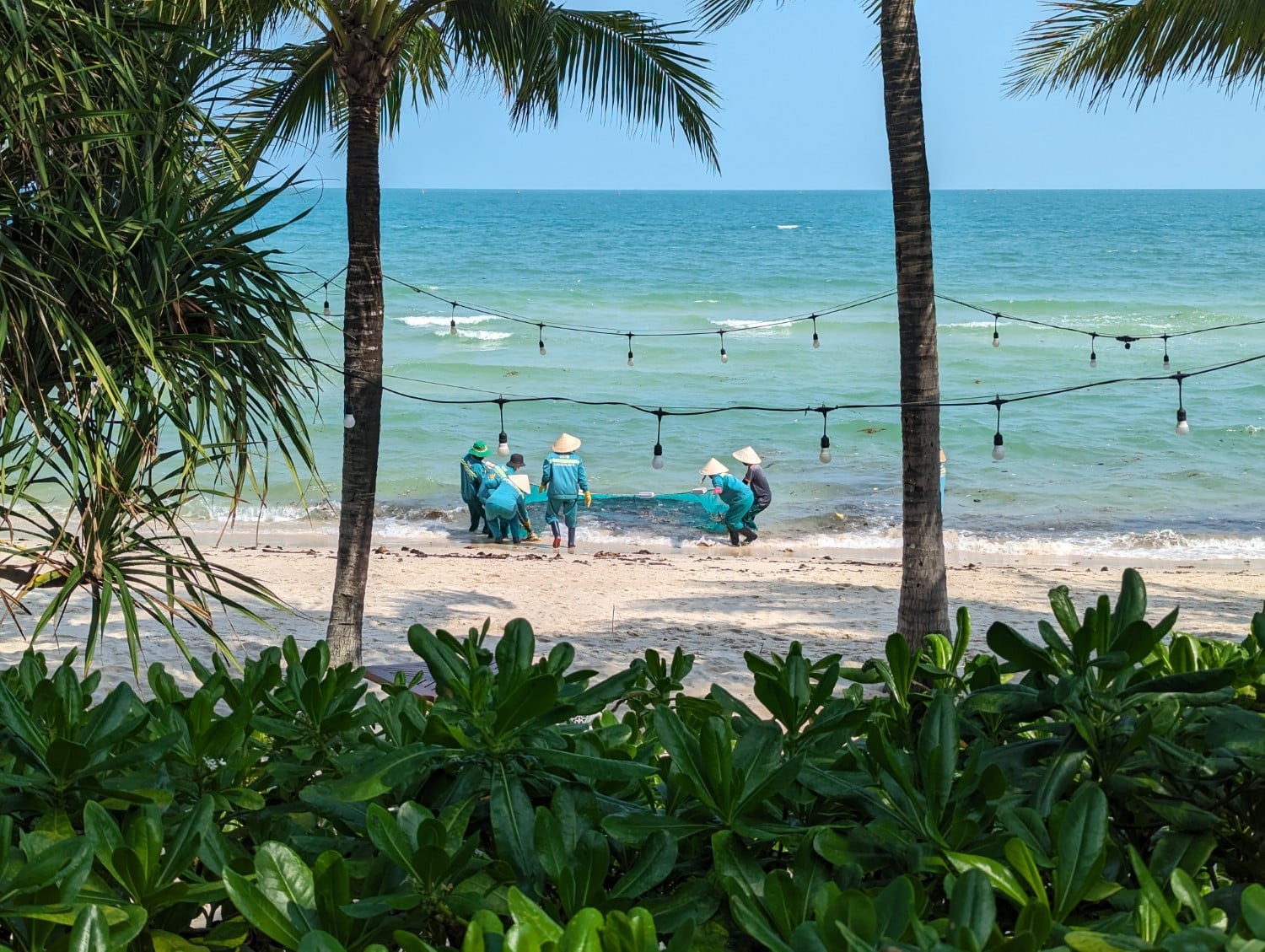 jw marriott phu quoc emerald bay resort & spa beach cleaning crew