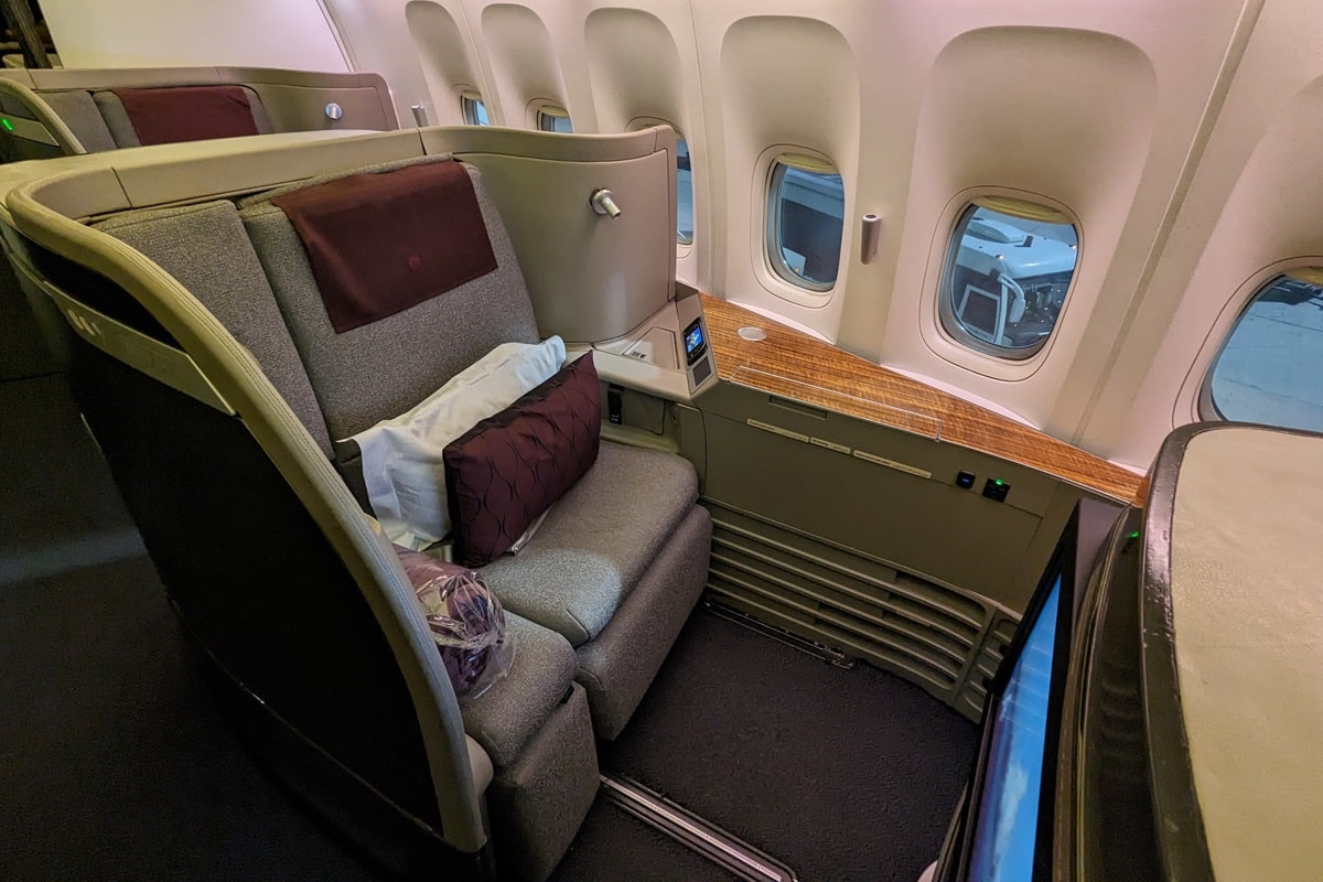 qatar airways first class 777-300er review featured image