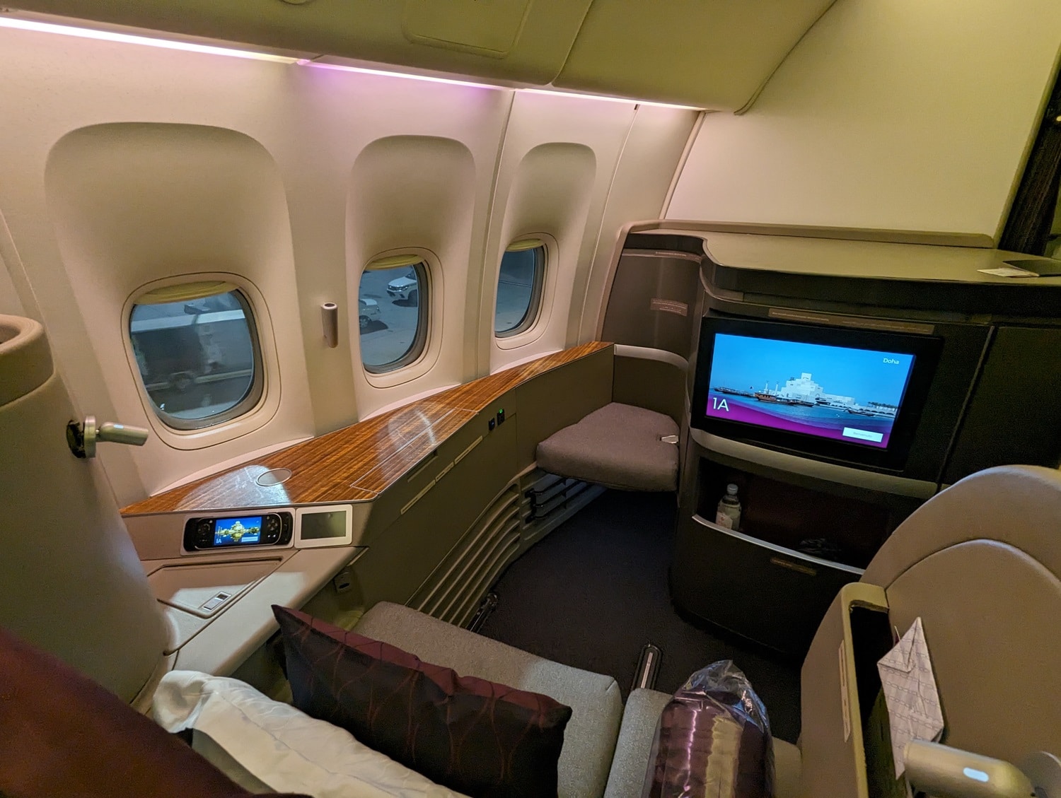 qatar airways first class 777-300er seat overview