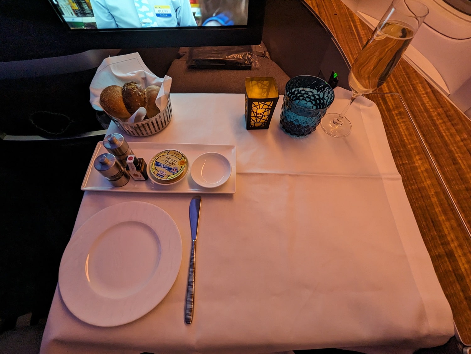 qatar airways first class 777-300er table setting with bread basket