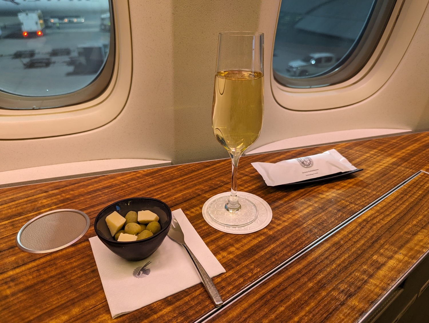 qatar airways first class 777-300er welcome drink with snack