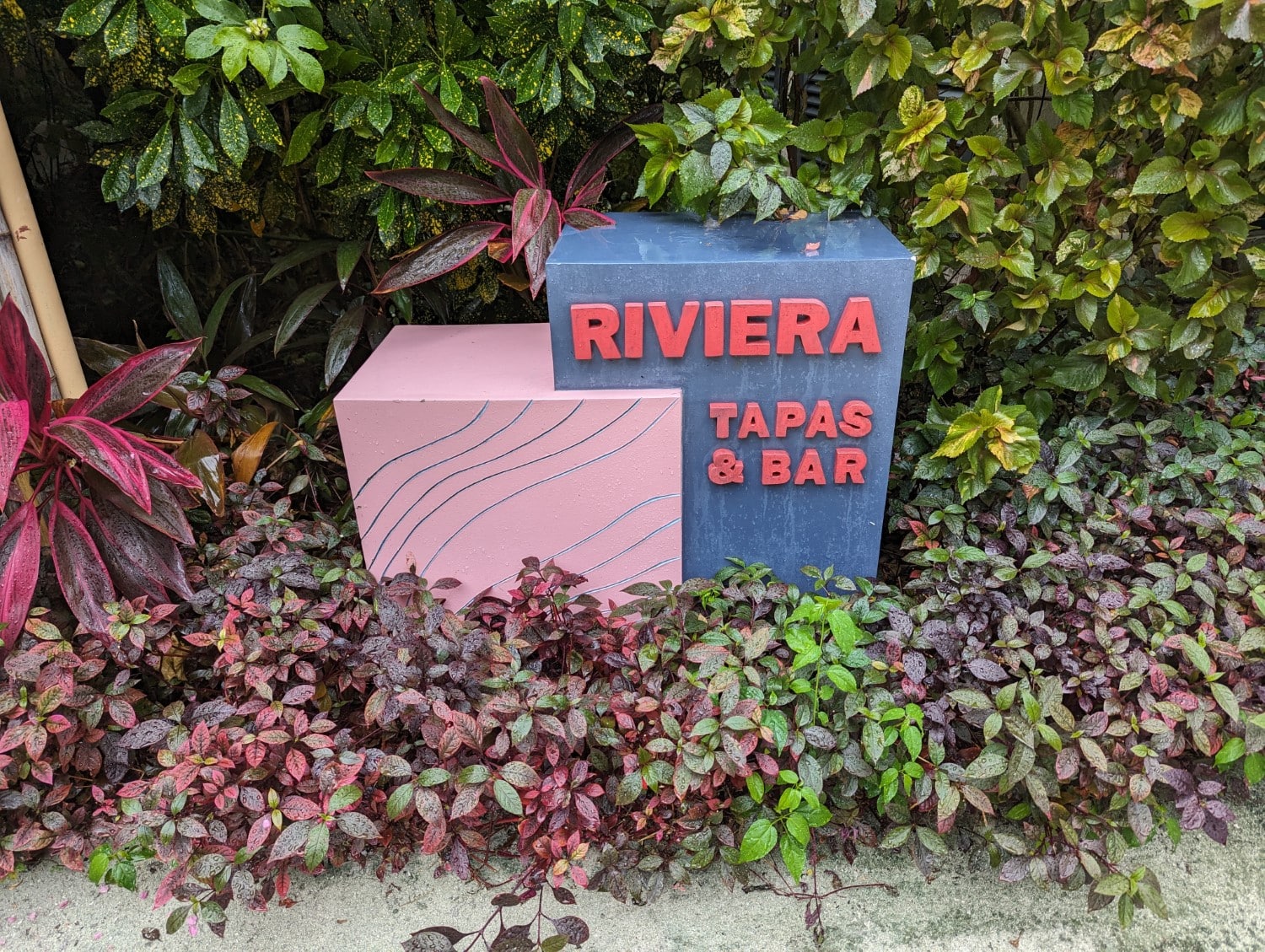 le meridien maldives resort & spa riviera tapas and bar sign