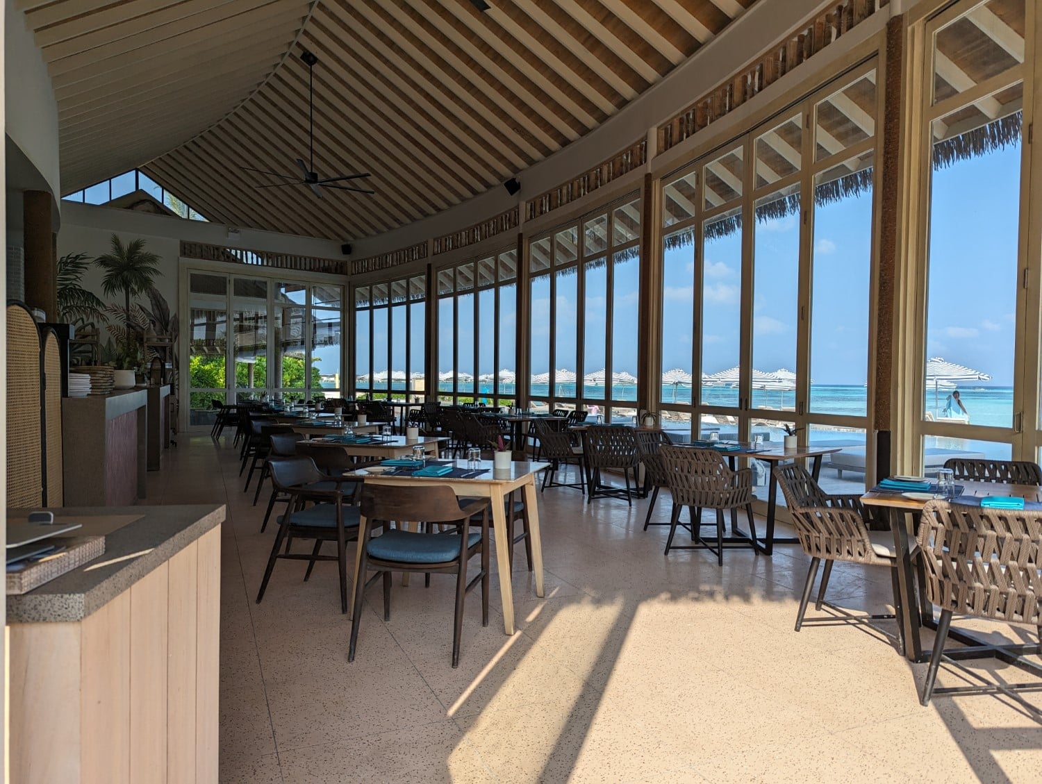 le meridien maldives resort & spa velaa restaurant interior seating