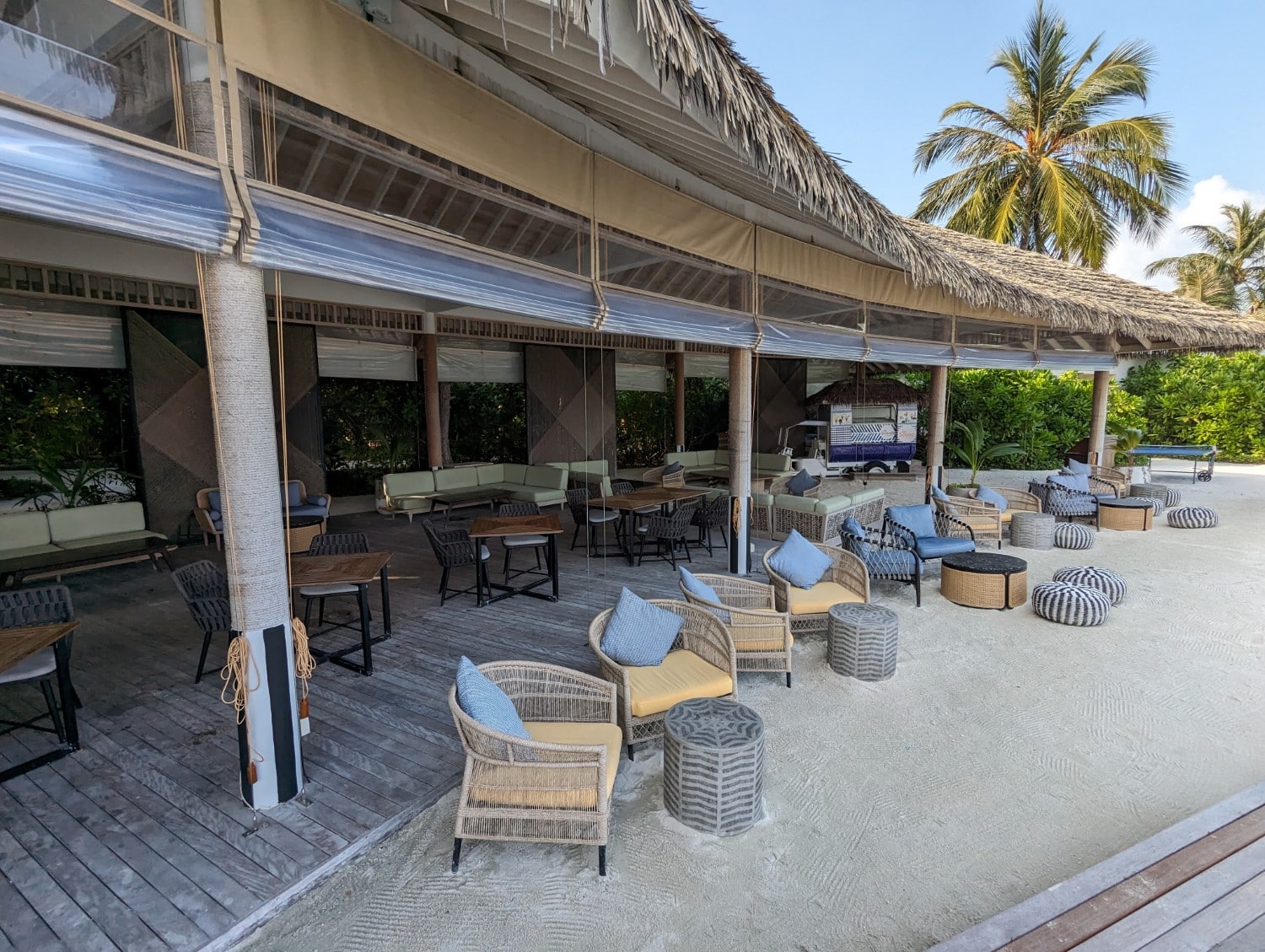 le meridien maldives resort & spa velaa restaurant outdoor seating