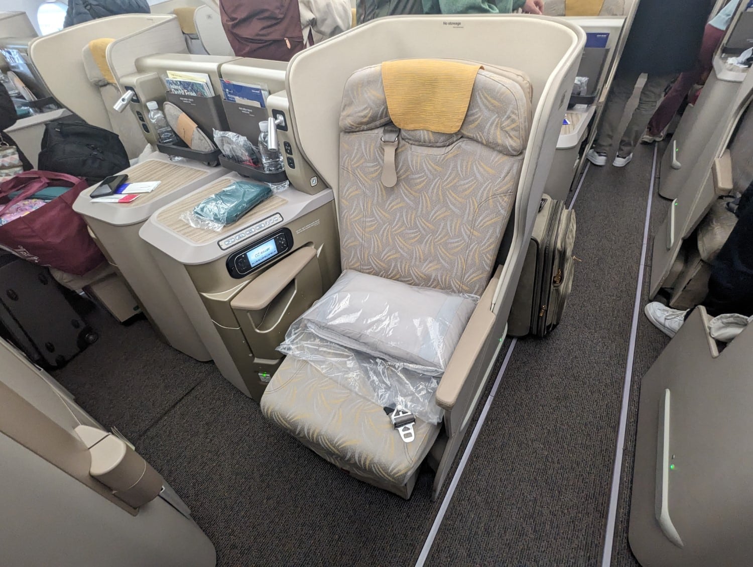 asiana airlines business class a350 middle seat overview