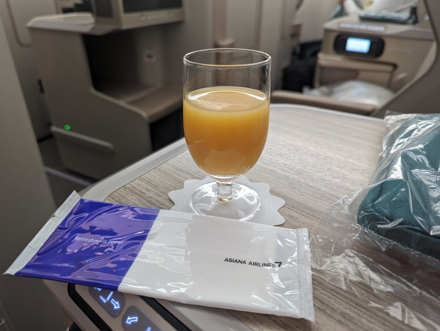 asiana airlines business class a350 pre-departure beverage with moist towelette