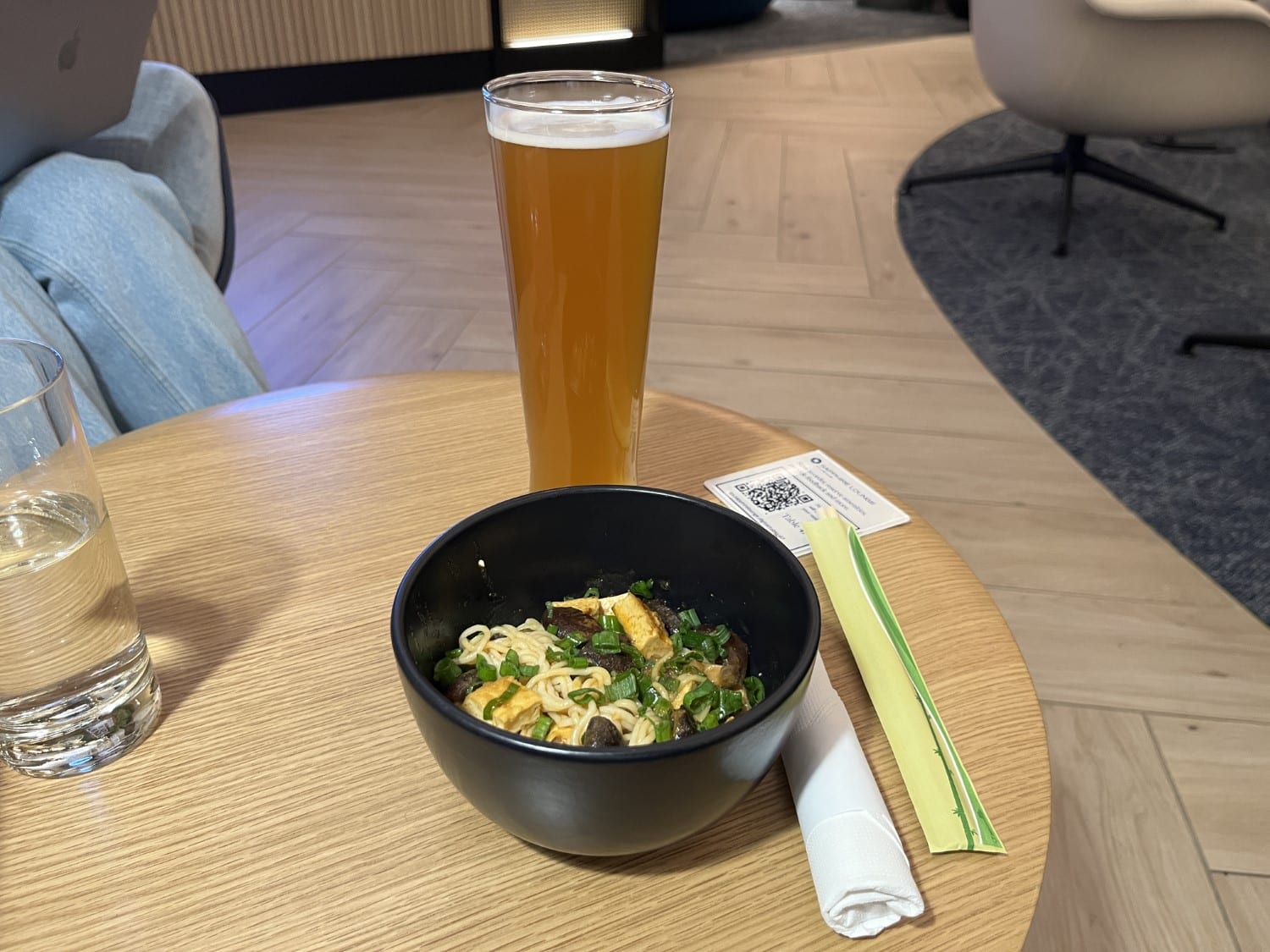chase sapphire lounge laguardia airport sapphire noodles and beer