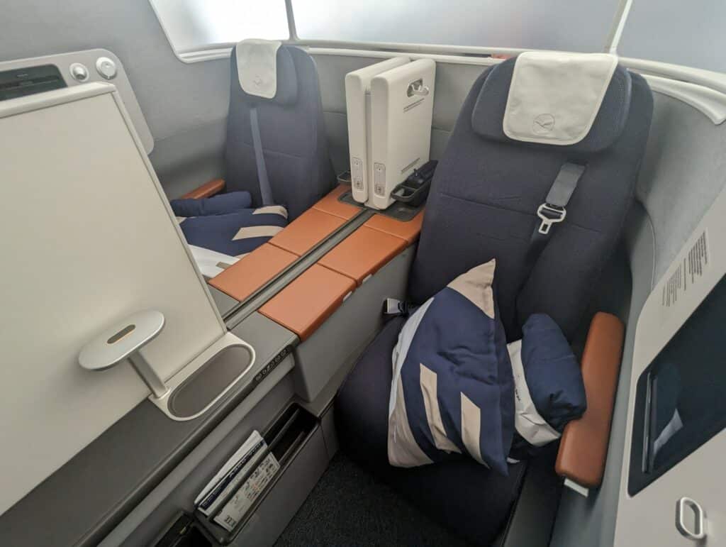 LUFTHANSA A350 BUSINESS CLASS REVIEW visual data 6
