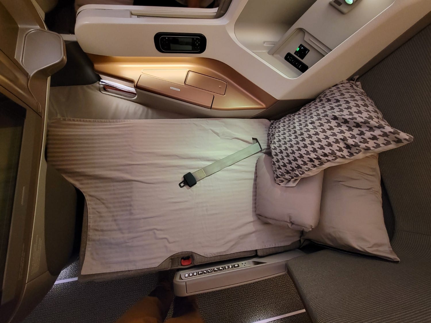 singapore airlines business class a350 bed lie flat