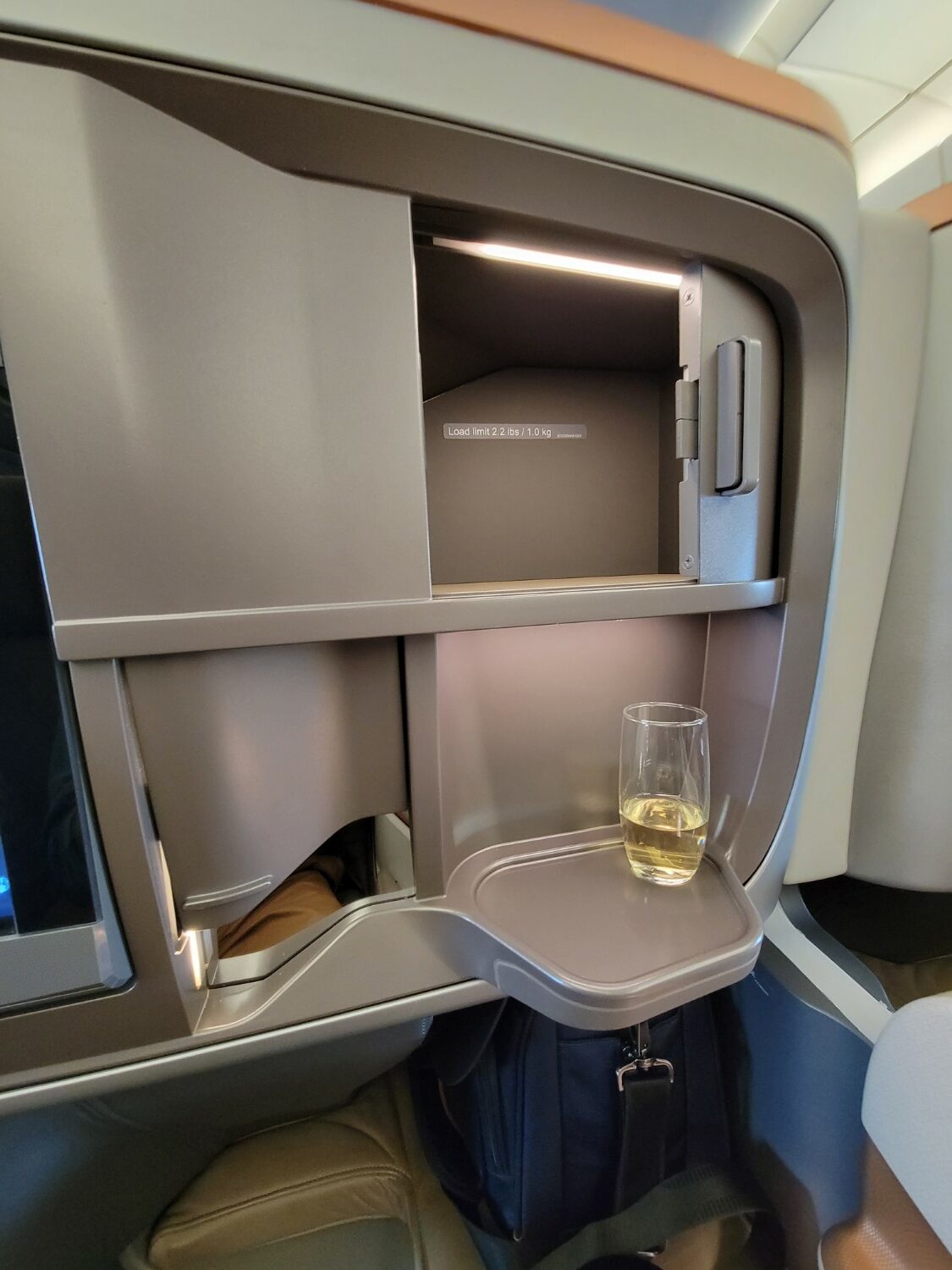singapore airlines business class a350 storage compartments