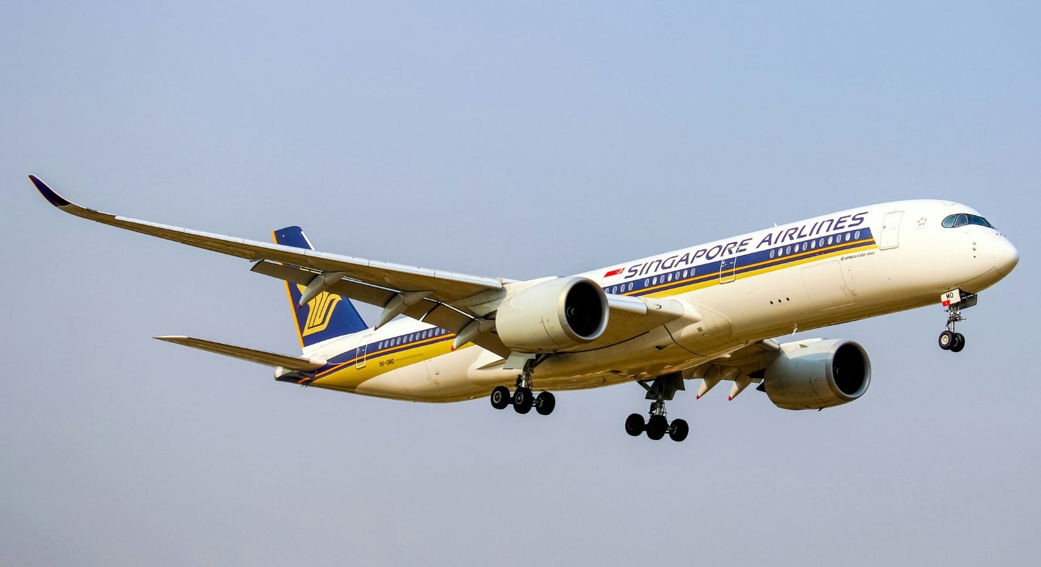 singapore airlines plane before landing