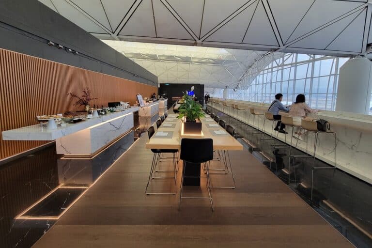 credit cards with free airport lounge access featured image