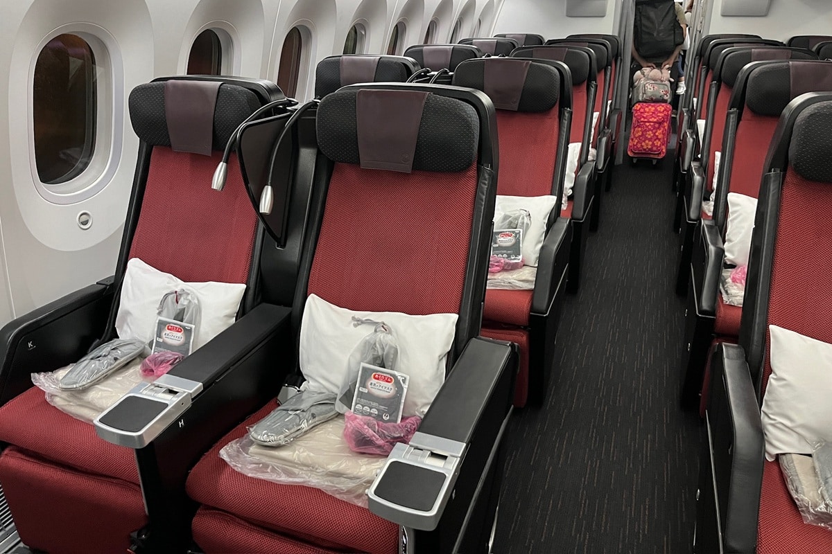 japan airlines premium economy featured image