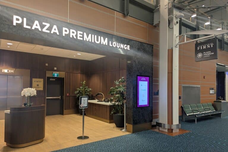 yvr plaza premium first lounge featured image