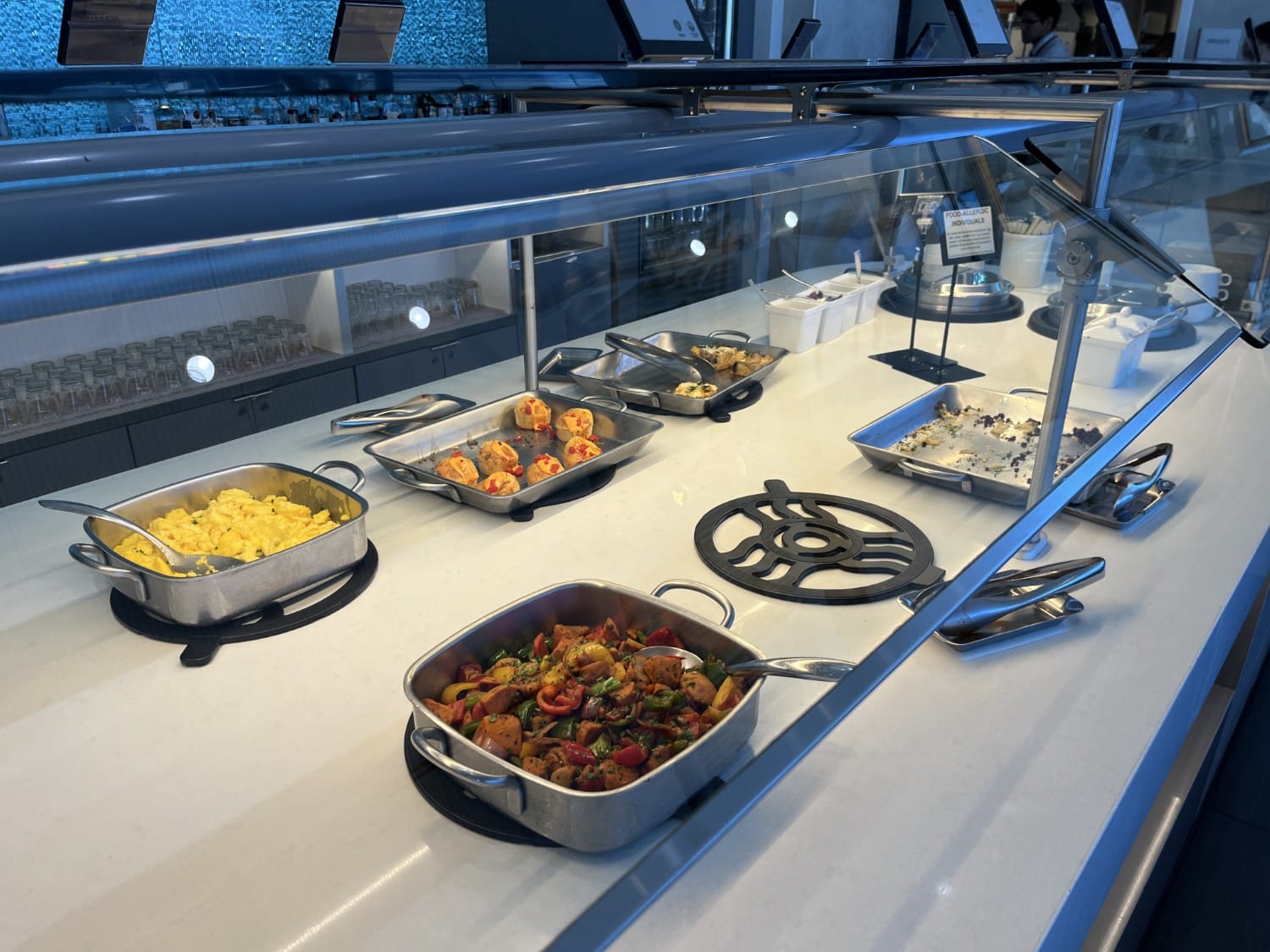 lax american airlines flagship lounge buffet 2