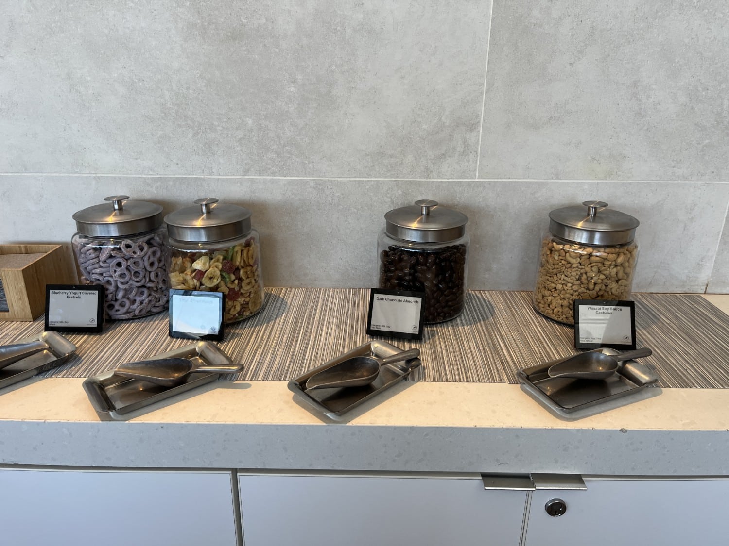 lax american airlines flagship lounge buffet 3