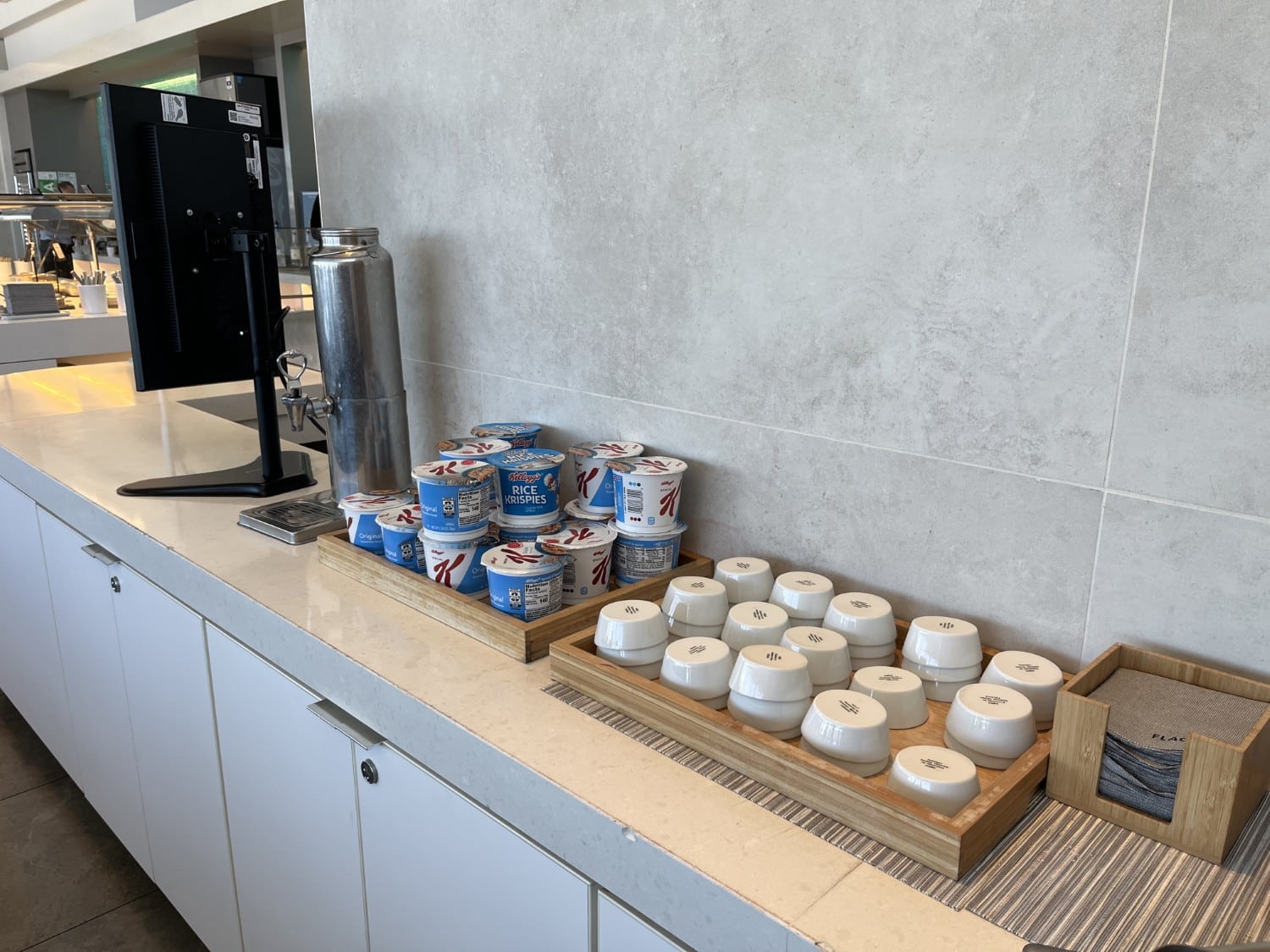 lax american airlines flagship lounge buffet 4