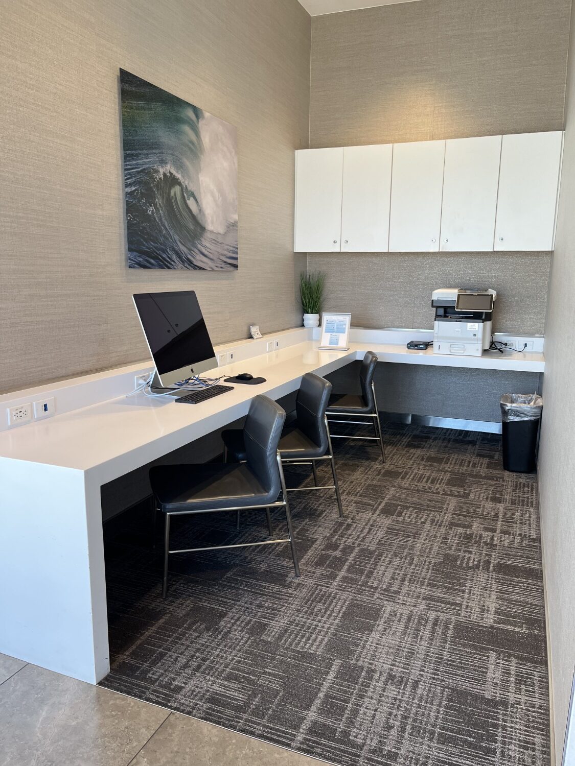 lax american airlines flagship lounge desk seating