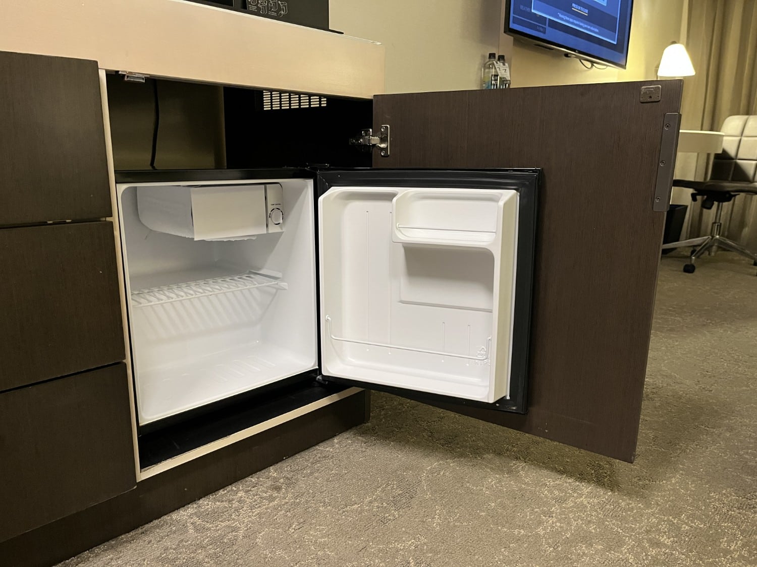 los angeles airport marriott king bedroom minifridge